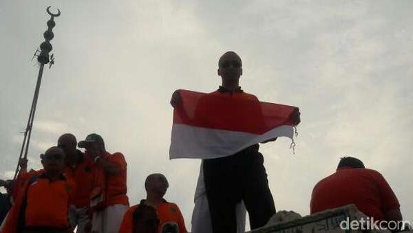 Kala Merah Putih Berkibar di Atas Gua Hira Kala Merah Putih Berkibar di Atas Gua Hira