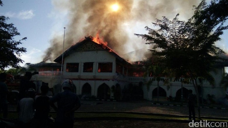 Kebakaran Gedung Rektorat Unimal Aceh, 1 Orang Ditangkap Kebakaran Gedung Rektorat Unimal Aceh, 1 Orang Ditangkap