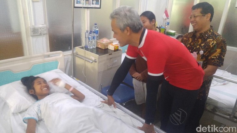 Jenguk Niken, Ganjar Pesan Orangtua Tak Takut Anaknya Diimunisasi Jenguk Niken, Ganjar Pesan Orangtua Tak Takut Anaknya Diimunisasi