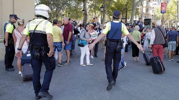 Teror di Barcelona, Polisi : 1 Tewas dan 32 Orang Terluka Teror di Barcelona, Polisi : 1 Tewas dan 32 Orang Terluka
