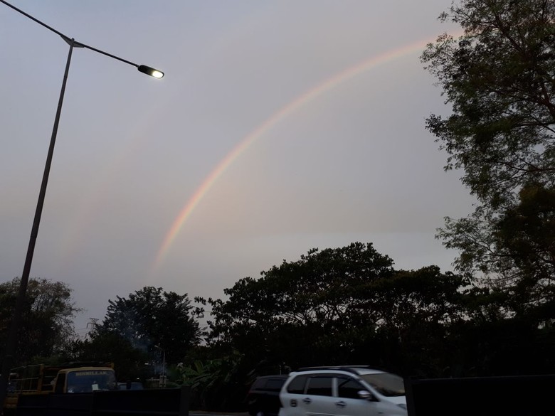 Ada Pelangi Kembar di Langit Surabaya, Fenomena Apa yang Terjadi? Ada Pelangi Kembar di Langit Surabaya, Fenomena Apa yang Terjadi?