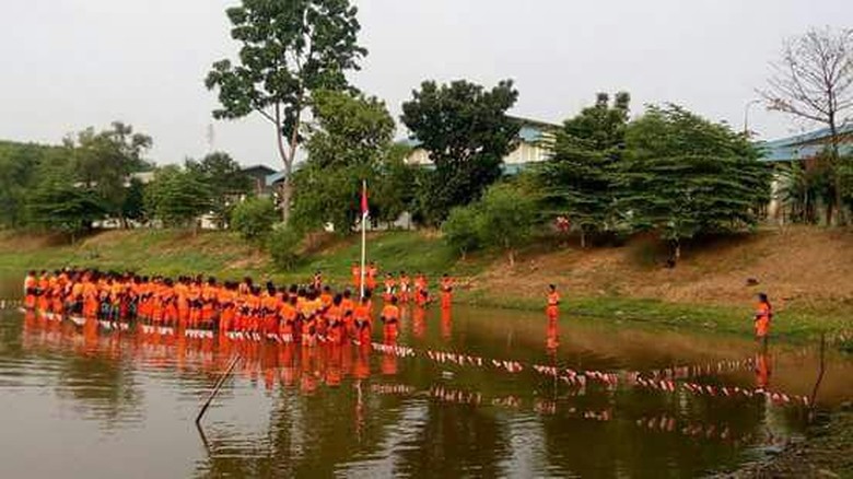 Unik! Pasukan Oranye di Jakarta Timur Upacara di Tengah Waduk