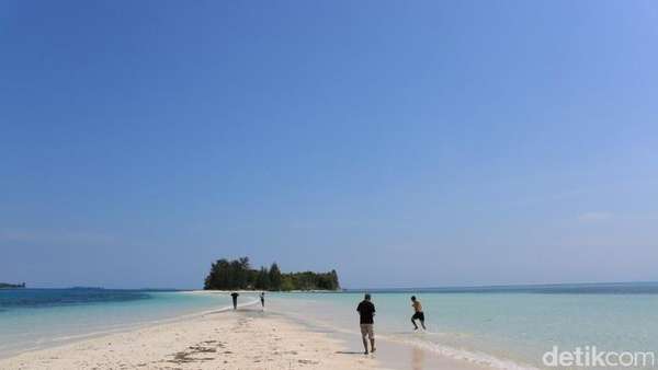 Laut yang Terbelah Itu Ada di Morotai Laut yang Terbelah Itu Ada di Morotai