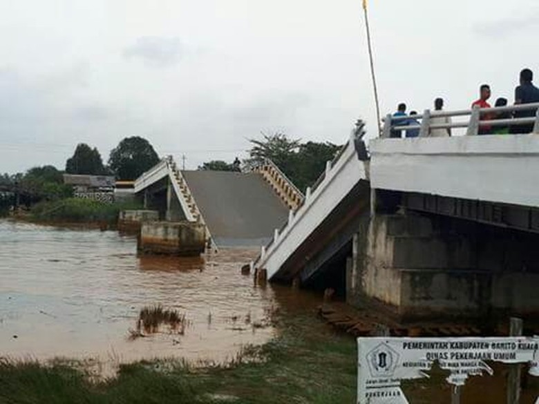 Jembatan di Barito Kuala Kalsel Patah, Amblas Terendam Air Jembatan di Barito Kuala Kalsel Patah, Amblas Terendam Air