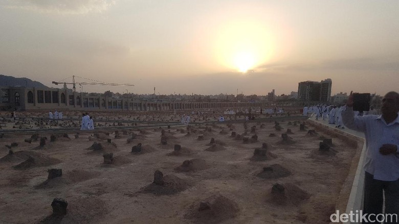 Sunrise di Pemakaman Baqi (Triono Wahyu/detikTravel) Sunrise di Pemakaman Baqi (Triono Wahyu/detikTravel)