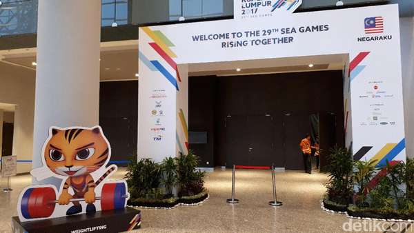 Jas Biru dan Baju Adat Kutai untuk Kontingen Indonesia di Pembukaan SEA Games 2017 Jas Biru dan Baju Adat Kutai untuk Kontingen Indonesia di Pembukaan SEA Games 2017