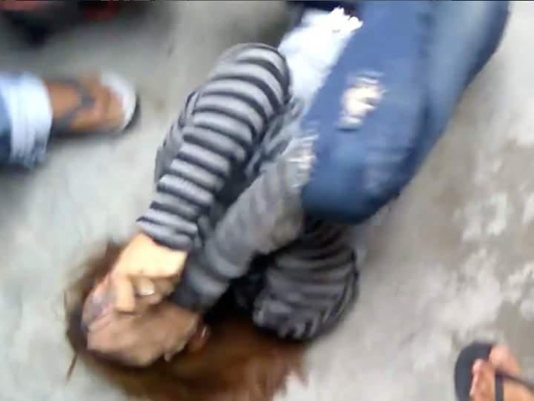 Viral Video Aksi Massa Pukul dan Tendang Wanita yang Diduga Mencuri