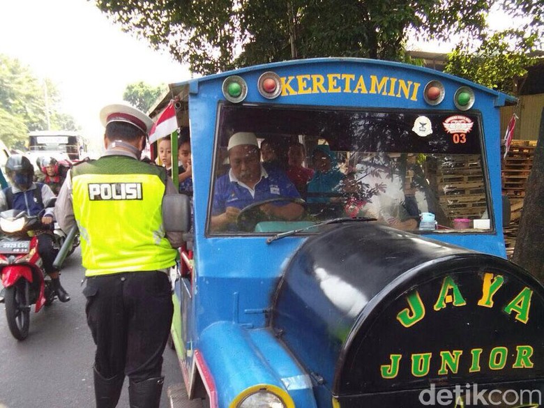 Polisi Tilang Odong-odong di Pasar Rebo Polisi Tilang Odong-odong di Pasar Rebo