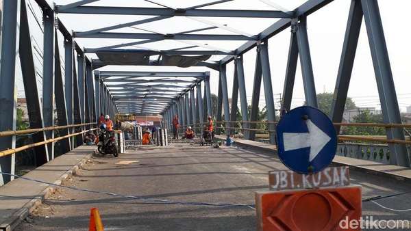 Jembatan Ngelom Ditutup, Arus Lalu Lintas Taman-Karang Pilang Macet Jembatan Ngelom Ditutup, Arus Lalu Lintas Taman-Karang Pilang Macet