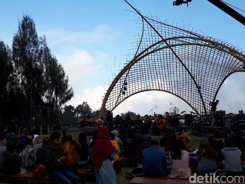 Sono Seni Ensemble dengan Keroncong Jazz, Buka Hari Kedua Jazz Gunung Bromo Sono Seni Ensemble dengan Keroncong Jazz, Buka Hari Kedua Jazz Gunung Bromo