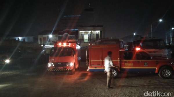 Petugas Damkar Gagal Bujuk Agustinus Turun dari Sutet Petugas Damkar Gagal Bujuk Agustinus Turun dari Sutet