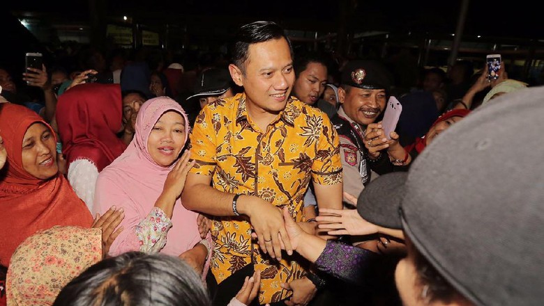 Gerilya AHY ke Pacitan: Santap Kupat Tahu dan Tonton Panjat Pinang Gerilya AHY ke Pacitan: Santap Kupat Tahu dan Tonton Panjat Pinang