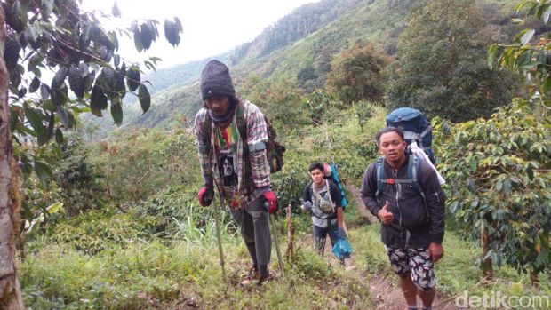 Popon terkadang harus ngesot ketika mendaki.