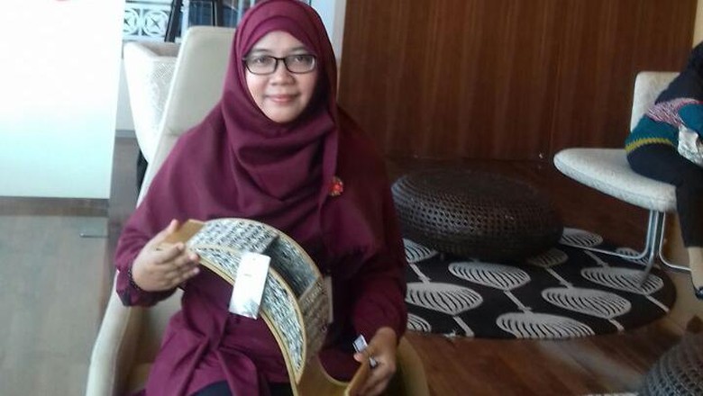 Bikin Kerajinan dari Koran Bekas, Wanita Ini Raup Omzet Puluhan Juta Bikin Kerajinan dari Koran Bekas, Wanita Ini Raup Omzet Puluhan Juta