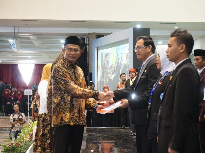 Mendikbud Beri Penghargaan kepada 108 GTK Berprestasi Mendikbud Beri Penghargaan kepada 108 GTK Berprestasi
