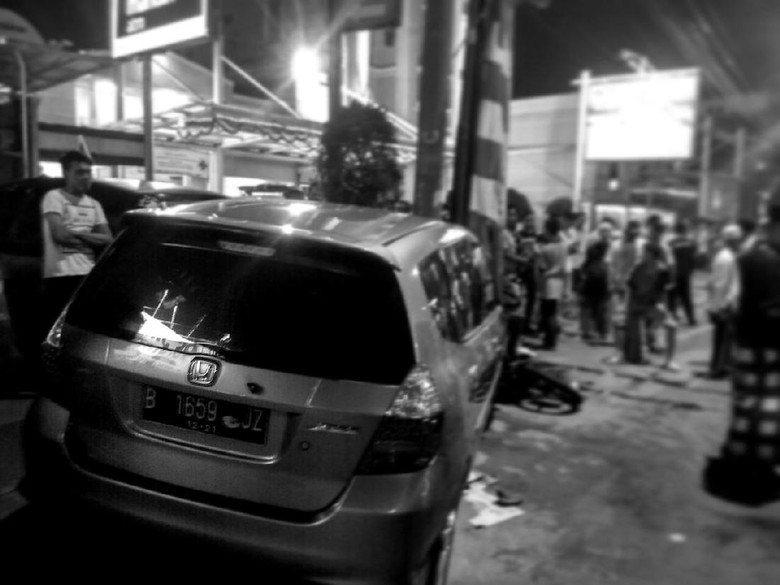 Mobil WN Korsel Tabrak Pemotor di Pancoran, 1 Tewas Mobil WN Korsel Tabrak Pemotor di Pancoran, 1 Tewas