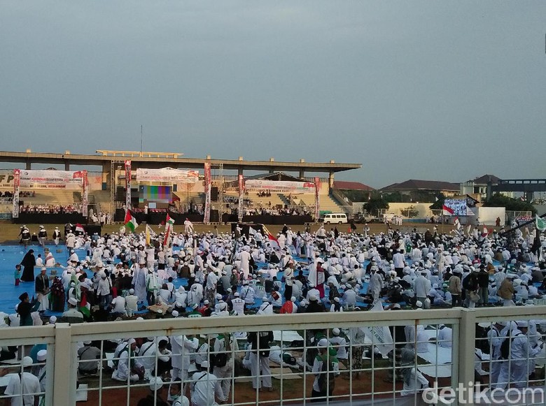 FPI Deklarasikan Gerakan Salat Subuh Berjemaah di Milad Ke-19 FPI Deklarasikan Gerakan Salat Subuh Berjemaah di Milad Ke-19