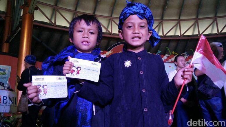 75 Anak Baduy Luar Dapat Tabungan Sosial dari Kemensos dan BNI 75 Anak Baduy Luar Dapat Tabungan Sosial dari Kemensos dan BNI