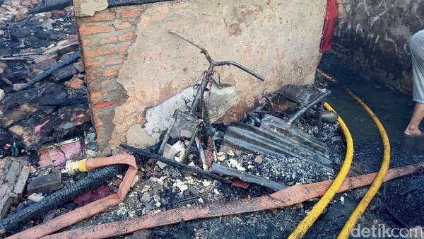 Motor Ludes Terbakar di Kebon Pala, Driver Ojek Online Ini Pasrah Motor Ludes Terbakar di Kebon Pala, Driver Ojek Online Ini Pasrah