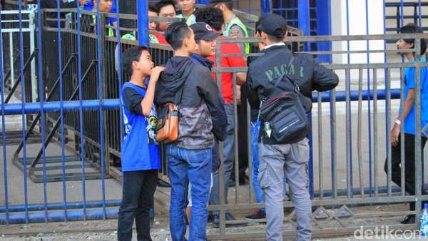 Panpel Persib Sita Atribut Bobotoh yang Membandel Panpel Persib Sita Atribut Bobotoh yang Membandel