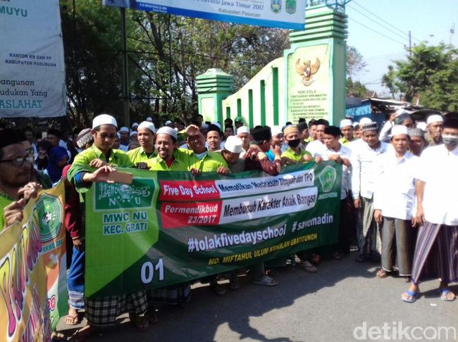 sekolah spanduk internasional 1.000 Lima Sekolah Pasuruan Dipasang Spanduk Tolak di Hari