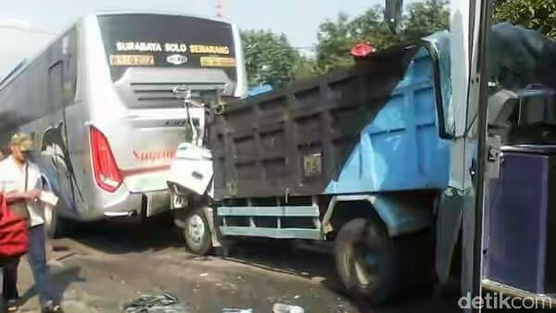 Laka Beruntun di Mojokerto Libatkan 2 Bus dan 2 Truk, 2 Orang Luka Laka Beruntun di Mojokerto Libatkan 2 Bus dan 2 Truk, 2 Orang Luka