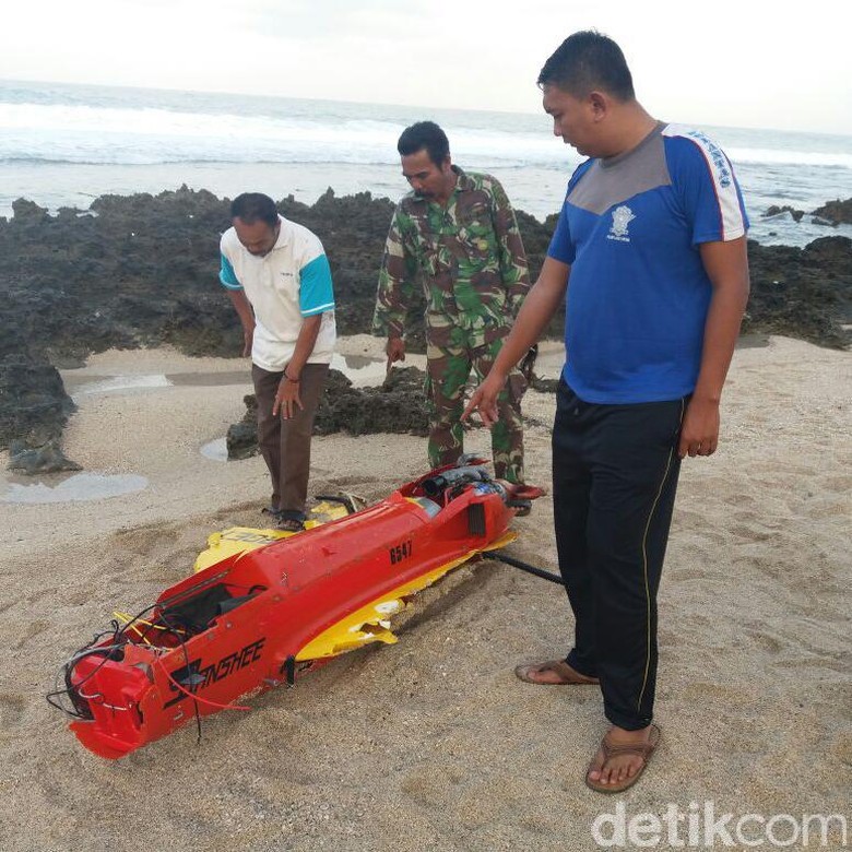 Warga Garut Digegerkan Temuan Bangkai Pesawat Tanpa Awak Warga Garut Digegerkan Temuan Bangkai Pesawat Tanpa Awak