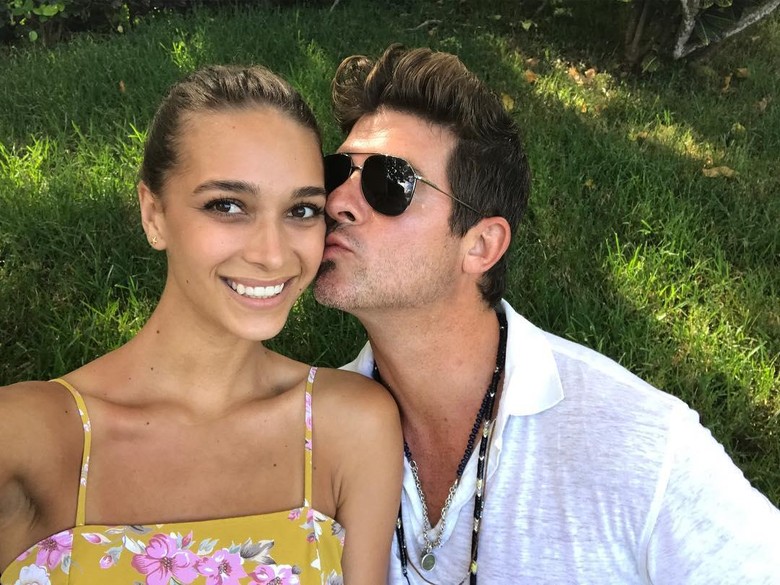 Model Berusia 22 Tahun Hamil Anak Robin Thicke Model Berusia 22 Tahun Hamil Anak Robin Thicke