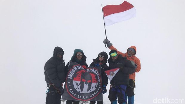 HUT RI ke-72, Merah Putih Berkibar di Puncak Tertinggi Eropa