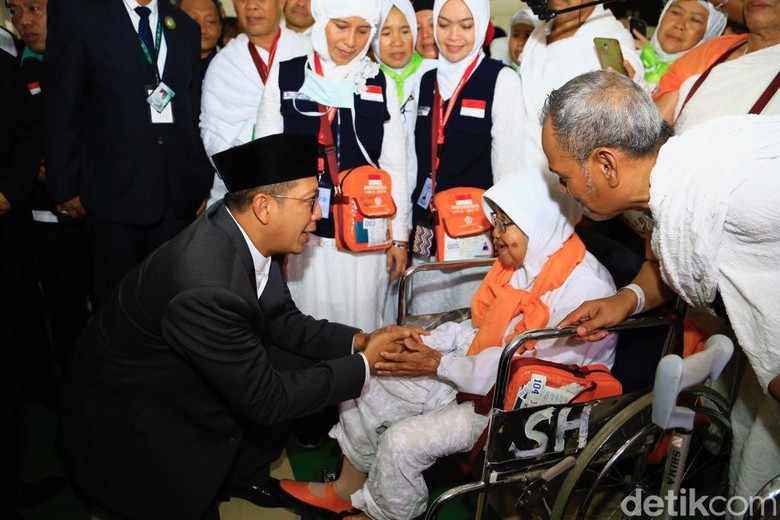 Menag Tiba di Jeddah, Temui Jemaah hingga Cek Bus dan Makanan Menag Tiba di Jeddah, Temui Jemaah hingga Cek Bus dan Makanan