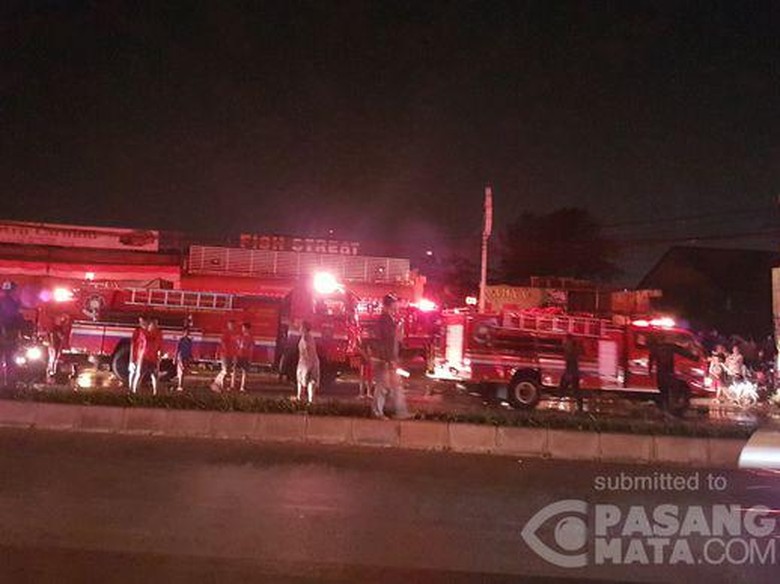 Kebakaran Restoran di Depok Karena Kebocoran Tabung Gas 12 Kg Kebakaran Restoran di Depok Karena Kebocoran Tabung Gas 12 Kg