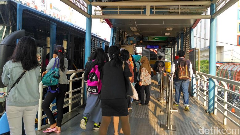 Penumpang TransJ pun Tak Setuju Larangan Motor di Jalan Sudirman Penumpang TransJ pun Tak Setuju Larangan Motor di Jalan Sudirman