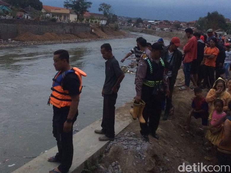 Dua Pekerja Bangunan Tenggelam Saat Berenang di Sungai Cimanuk Dua Pekerja Bangunan Tenggelam Saat Berenang di Sungai Cimanuk