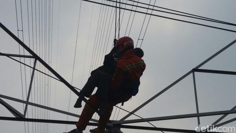9 Hari Bertengger di Sutet, Agustinus Akhirnya Dibawa Turun 9 Hari Bertengger di Sutet, Agustinus Akhirnya Dibawa Turun