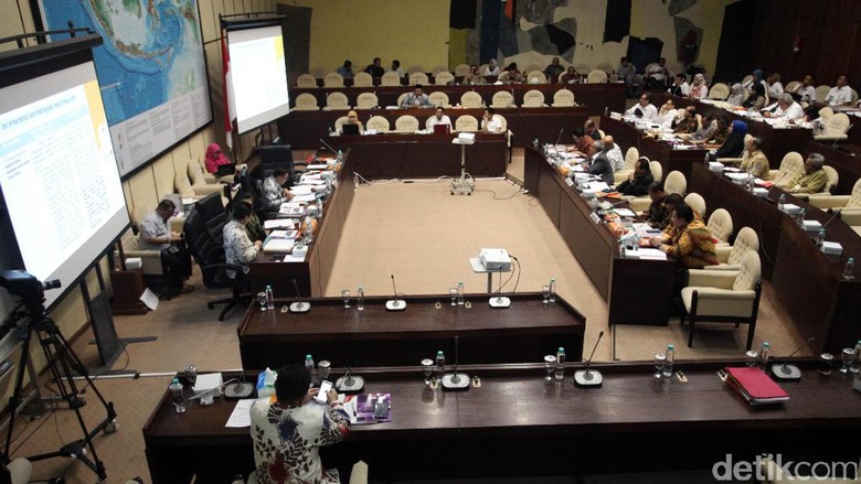 KPU dan DPR Debat Alot soal PKPU Form C7 Pilkada KPU dan DPR Debat Alot soal PKPU Form C7 Pilkada