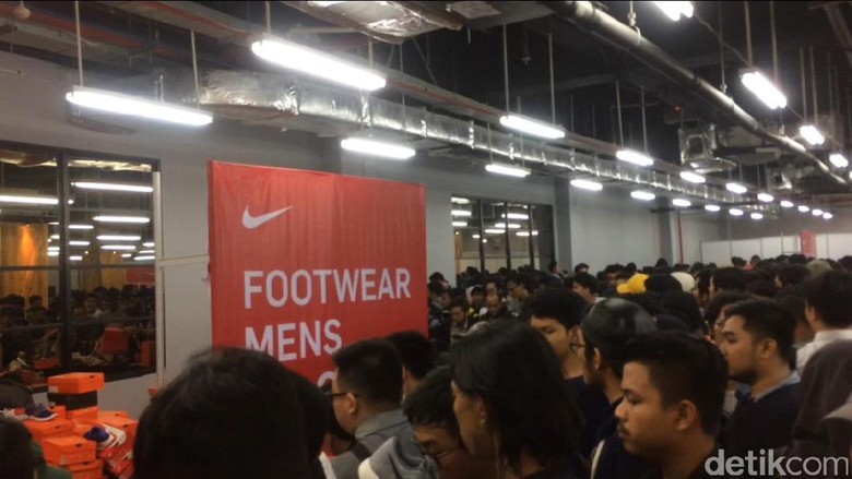 Berdesakan di GI demi Diskon Nike, Pengunjung: Jarang-jarang Begini Berdesakan di GI demi Diskon Nike, Pengunjung: Jarang-jarang Begini