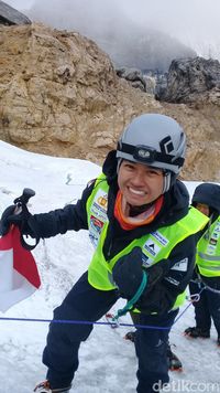 Cerita Tim Polwan Kibarkan Bendera Merah Putih di Puncak Jaya