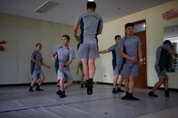 Para tentara belajar gerakan balet