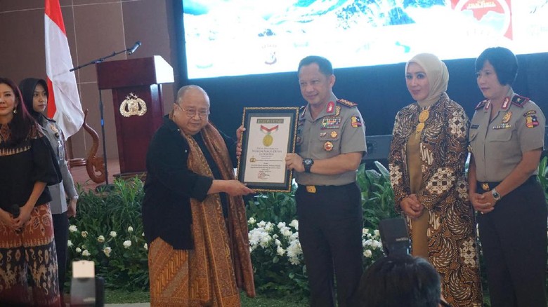 Polwan Ekspedisi ke Carstenz, Muri Beri 2 Rekor Dunia ke Polri Polwan Ekspedisi ke Carstenz, Muri Beri 2 Rekor Dunia ke Polri