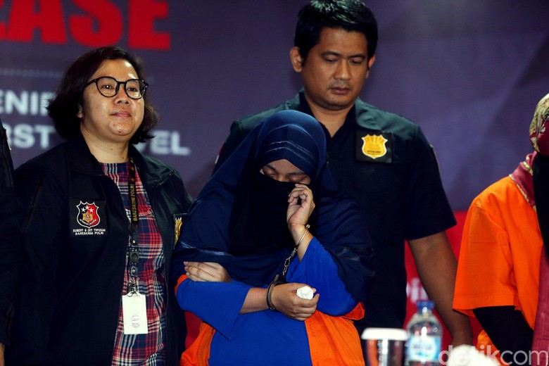 Hiks... Anniesa Istri Bos First Travel Menangis Saat Dipamerkan Hiks... Anniesa Istri Bos First Travel Menangis Saat Dipamerkan