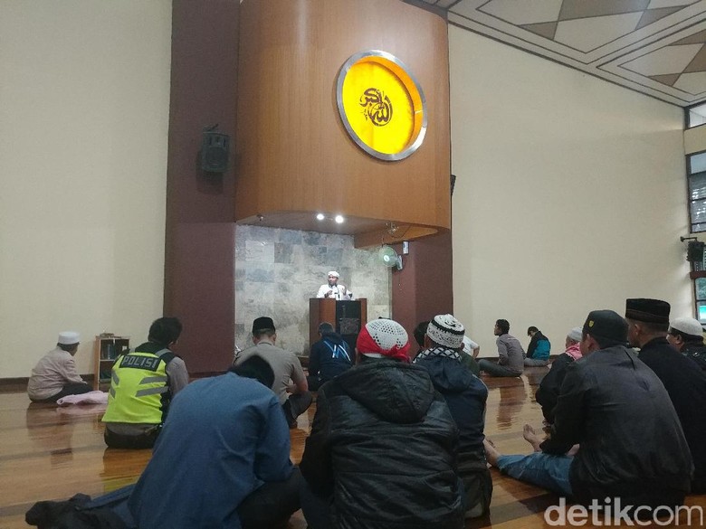 Dukung Buni Yani, Massa Salat Subuh Berjemaah di Masjid Istiqomah Dukung Buni Yani, Massa Salat Subuh Berjemaah di Masjid Istiqomah