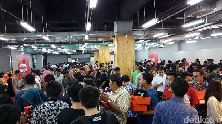 Penuh Sesak dan Saling Dorong karena Diskon Nike, Ini Penjelasan GI Penuh Sesak dan Saling Dorong karena Diskon Nike, Ini Penjelasan GI