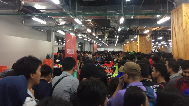 Begini Penuh Sesaknya Pengunjung di GI karena Ada Diskon Nike Begini Penuh Sesaknya Pengunjung di GI karena Ada Diskon Nike