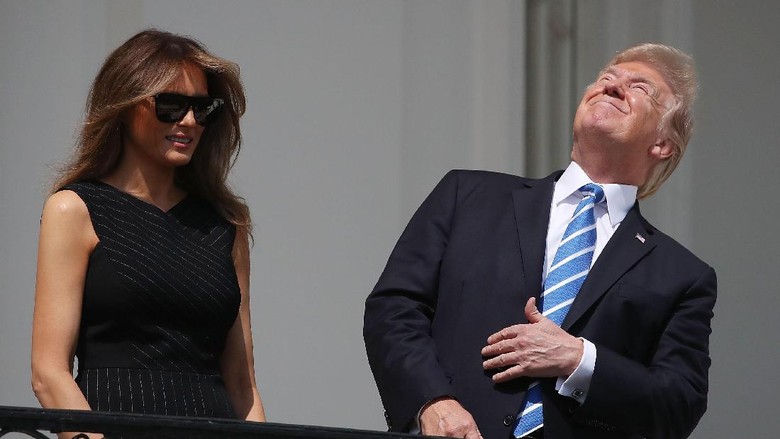 Beda Gaya Jokowi dan Trump Saat Lihat Gerhana Matahari Beda Gaya Jokowi dan Trump Saat Lihat Gerhana Matahari