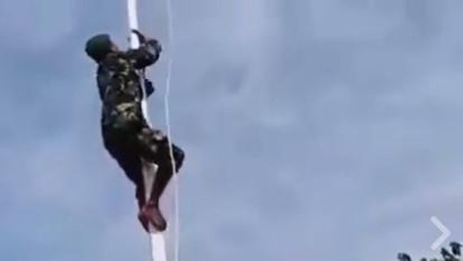Cerita Soal Aksi Sigap Anggota TNI Panjat Tiang 