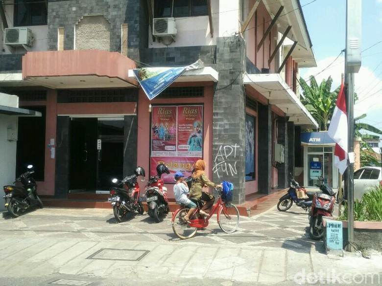 Agen First Travel Yogya Hanya Numpang di Sebuah Studio Foto Agen First Travel Yogya Hanya Numpang di Sebuah Studio Foto