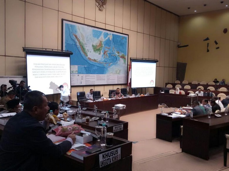 Bahas Pilkada, Komisi II DPR Kritik Aturan Bawaslu soal e-KTP Bahas Pilkada, Komisi II DPR Kritik Aturan Bawaslu soal e-KTP