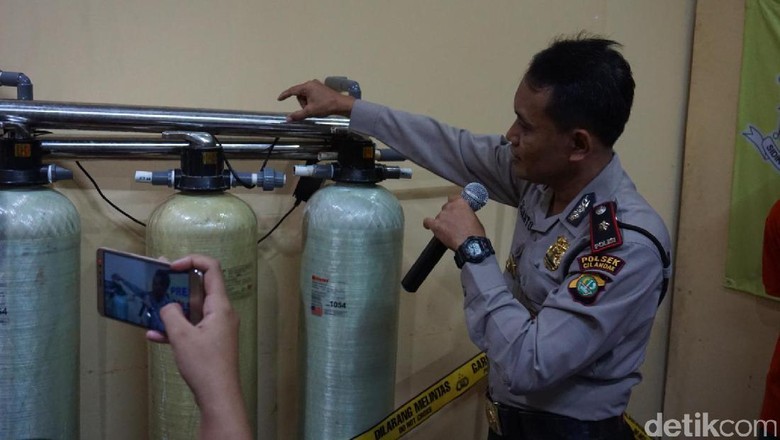 Polisi Bongkar Produksi Minuman Kemasan Palsu di Pamulang Polisi Bongkar Produksi Minuman Kemasan Palsu di Pamulang