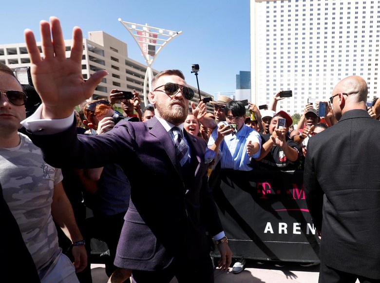 Mayweather dan McGregor Tiba di Las Vegas, Tensi Langsung Panas Mayweather dan McGregor Tiba di Las Vegas, Tensi Langsung Panas