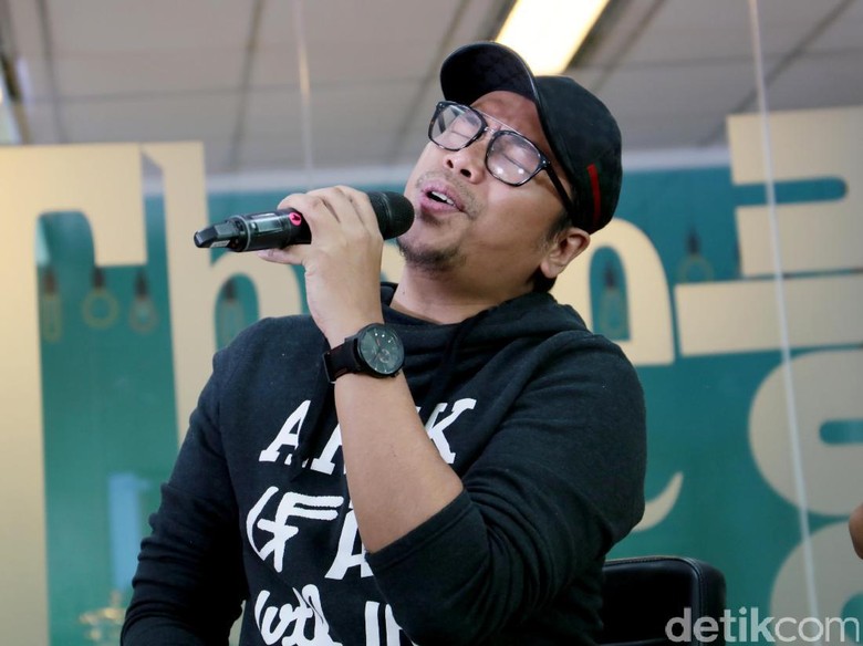 Sammy Simorangkir Ciptakan Tulang Rusuk untuk Sang Istri Sammy Simorangkir Ciptakan Tulang Rusuk untuk Sang Istri